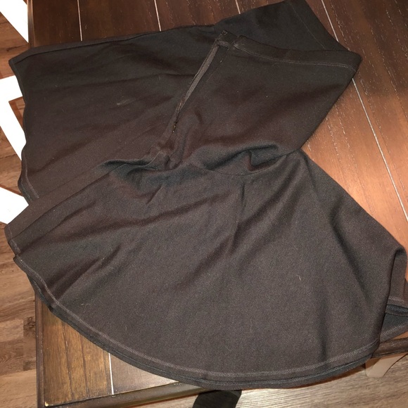New CAbi women’s skirt. Size 8 never worn - Picture 2 of 3